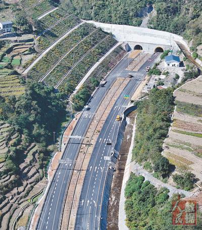 新华社记者  邵  瑞摄巫镇高速公路是国家高速公路网银百高速g6911